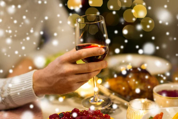 Primo piano dell'uomo che beve vino rosso a Natale — Foto Stock