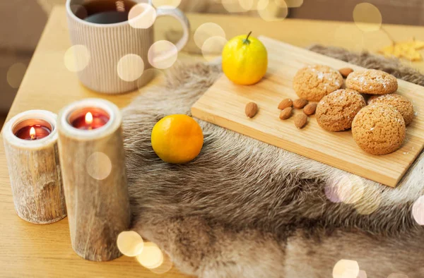 Kakor, citronte och ljus på bordet hemma — Stockfoto