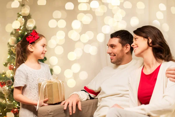 Família feliz com Natal presente em casa — Fotografia de Stock