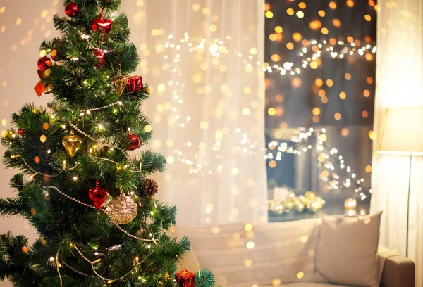 Close up of christmas tree at home in evening — Stock Photo, Image