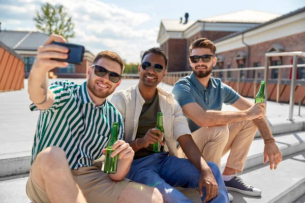 男性はビールを飲みスマホで自撮り — ストック写真