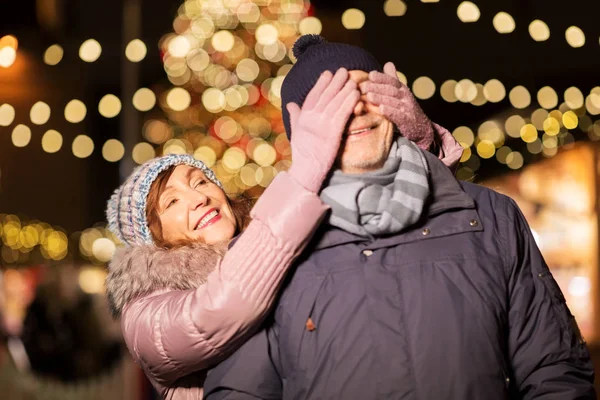 Heureux couple de personnes âgées au marché de Noël — Photo