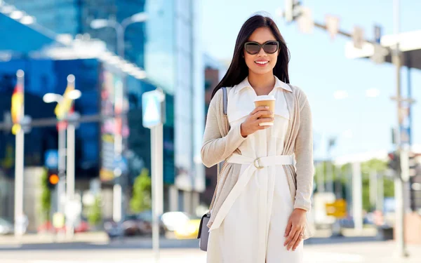 Lachende vrouw met afhaalmaaltijden koffie kopje in stad — Stockfoto