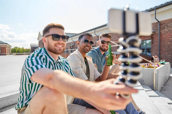 Men drinking beer and taking selfie by smartphone — Stock Photo, Image