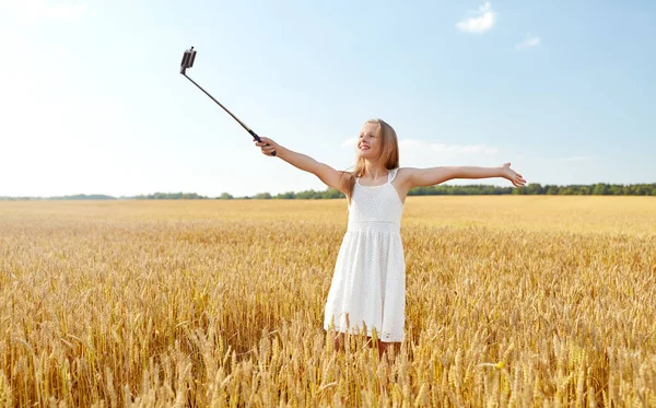 Feliz chica joven tomando selfie por teléfono inteligente — Foto de Stock