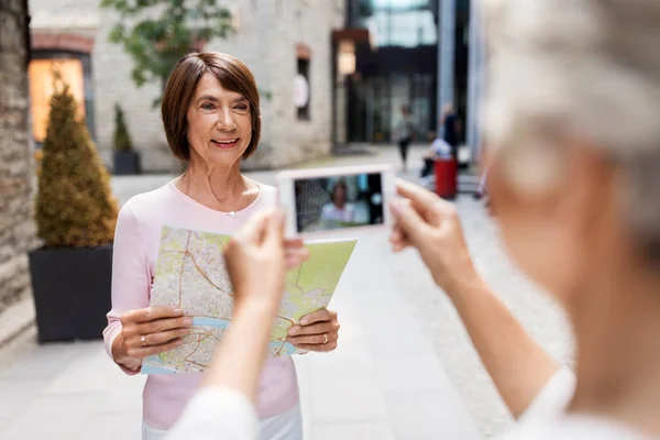 Seniorinnen mit Stadtplan auf der Straße in Tallinn — Stockfoto