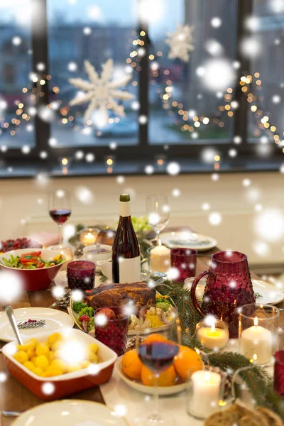 Cibo e bevande sul tavolo di Natale a casa — Foto Stock