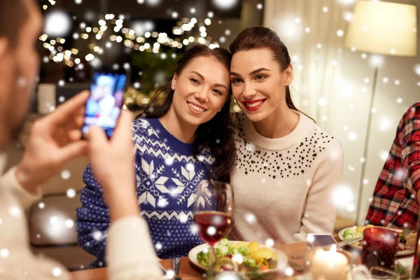 Amigos que têm jantar de Natal e tirar fotos — Fotografia de Stock