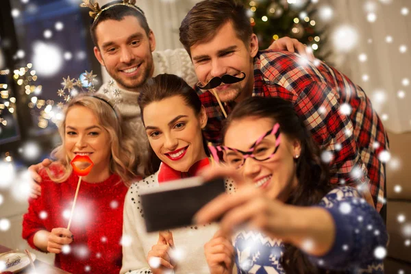 Amigos tomando selfie en la cena de Navidad — Foto de Stock