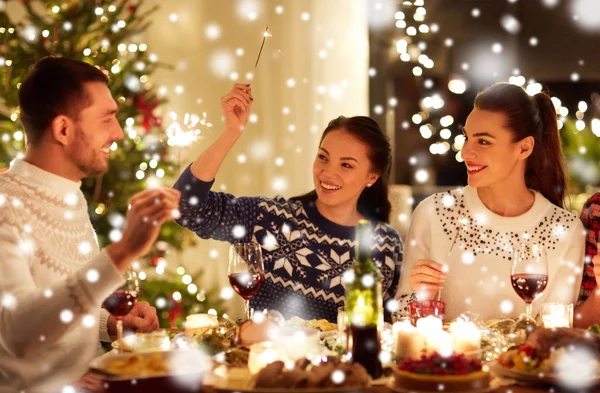 Amis heureux célébrant Noël à la maison fête — Photo