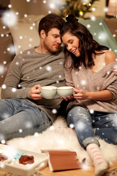 Gelukkig paar drinken warme chocolademelk op Kerstmis — Stockfoto