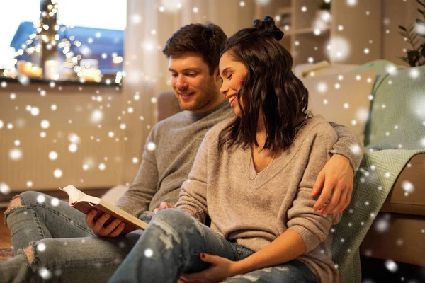 Счастливая пара читает книгу дома — стоковое фото