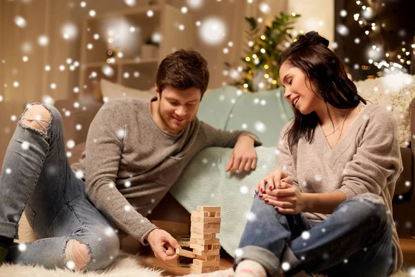 Szczęśliwa para gra układania bloku gra w domu — Zdjęcie stockowe