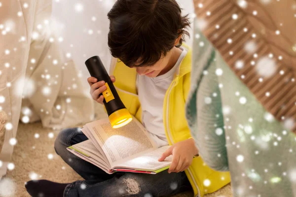 Felice ragazzo lettura libro in tenda per bambini a casa — Foto Stock