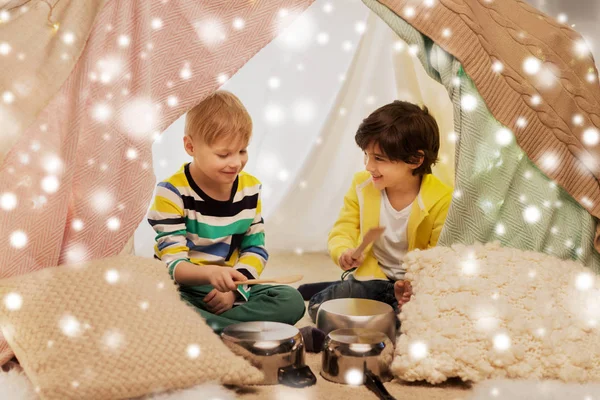 Jungen mit Töpfen musizieren zu Hause im Kinderzelt — Stockfoto
