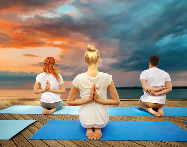 Grupp människor som gör yogaövningar utomhus — Stockfoto