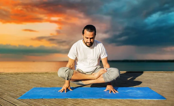 Adam açık havada ölçek poz yoga yapmak — Stok fotoğraf
