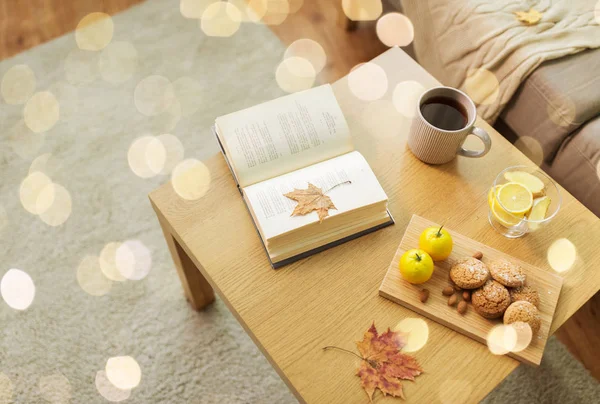 Libro, limón, té y galletas en la mesa en casa — Foto de Stock