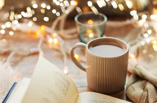 Libro e tazza di caffè o cioccolata calda sul tavolo — Foto Stock