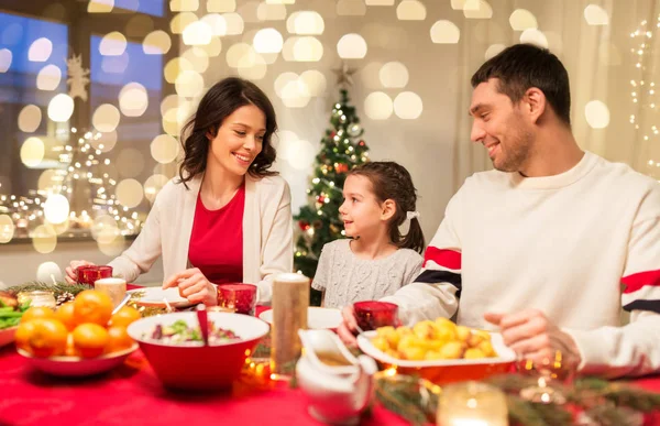 Gelukkig gezin hebben kerstdiner thuis — Stockfoto
