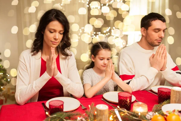 家族のクリスマス ディナーがあり、食事前に、の祈り — ストック写真