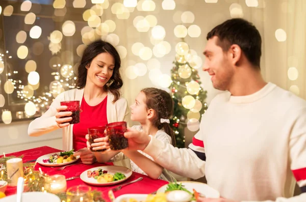 Glückliche Familie beim Weihnachtsessen zu Hause — Stockfoto