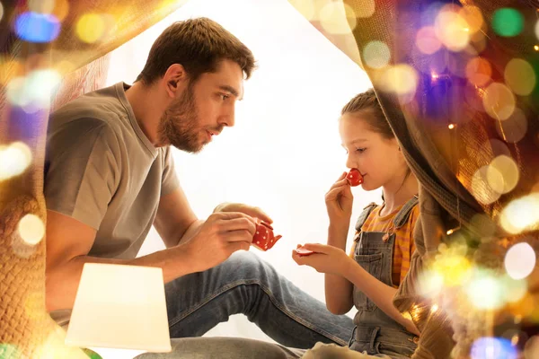 Familie thee partij spelen in kids tent thuis — Stockfoto