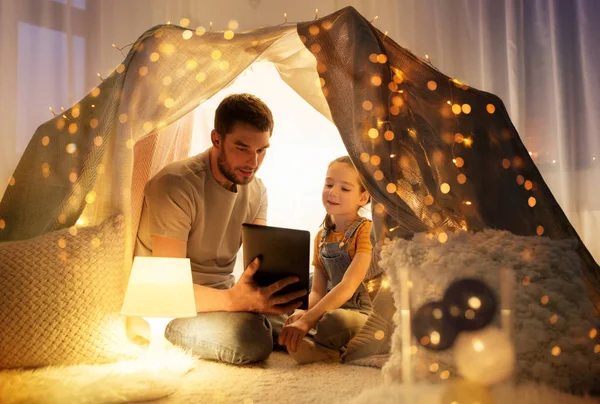 Family with tablet pc in kids tent at home — Stock Photo, Image