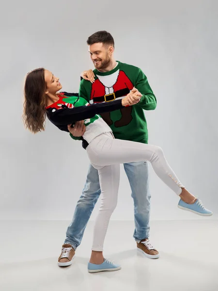 Casal dançando na festa de Natal camisola feia — Fotografia de Stock