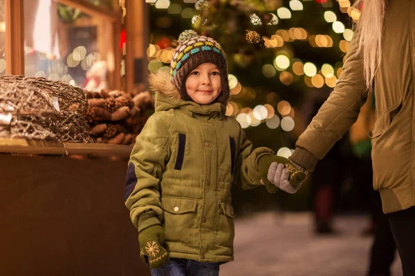 Щасливий маленький хлопчик з матір'ю на різдвяному ринку — стокове фото