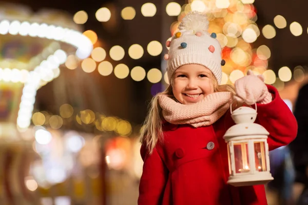 Menina feliz no Natal com lanterna mercado — Fotografia de Stock