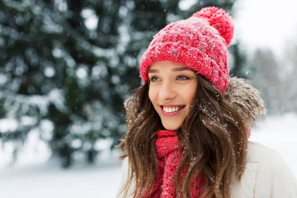 Glimlachend tiener meisje buitenshuis in de winter — Stockfoto