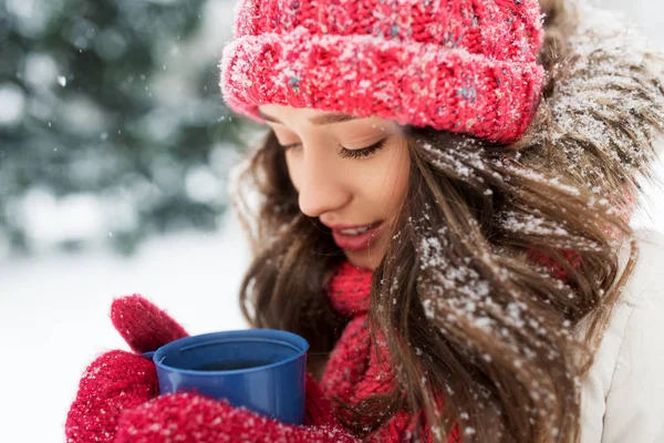 Gelukkige jonge vrouw met thee beker in Winter Park — Stockfoto