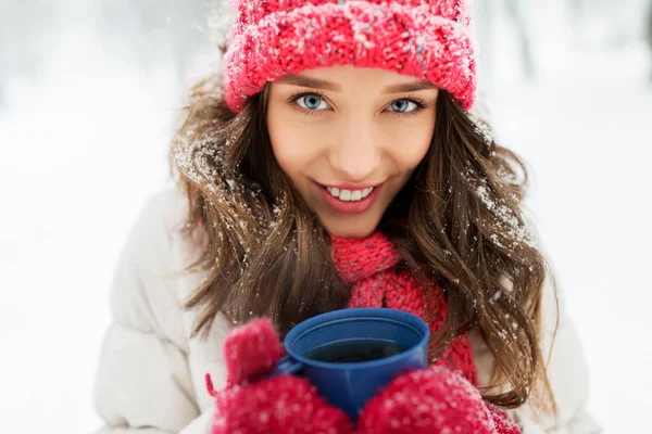 Gelukkige jonge vrouw met thee beker in de winter — Stockfoto