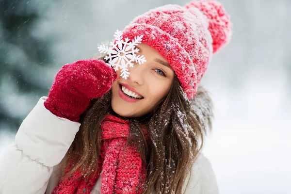 Porträt eines Teenie-Mädchens mit Schneeflocke im Winter — Stockfoto