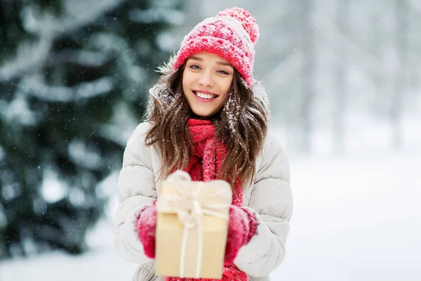 冬のクリスマスプレゼントを持つ幸せな若い女性 — ストック写真