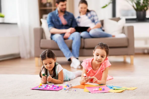 Glückliche Schwestern beim Basteln zu Hause — Stockfoto