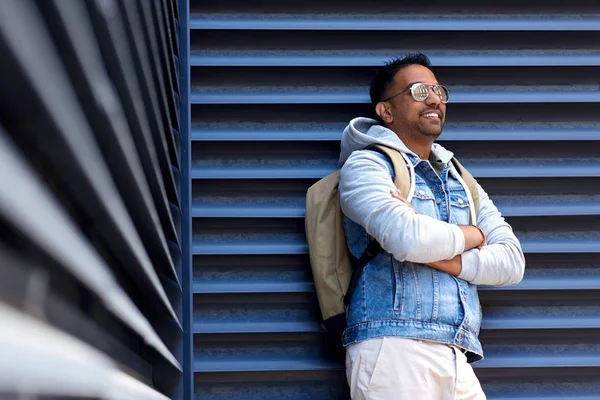 Uomo indiano sorridente con zaino sulla strada della città — Foto Stock