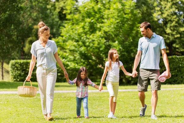 Familj med picknick korg promenader i sommarparken — Stockfoto