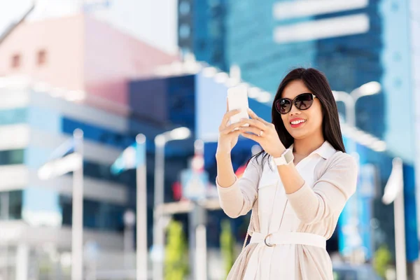 Wanita asia mengambil foto selfie dengan smartphone di kota — Stok Foto