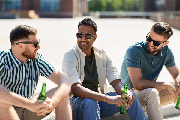 Gelukkige mannelijke vrienden drinken bier op straat — Stockfoto