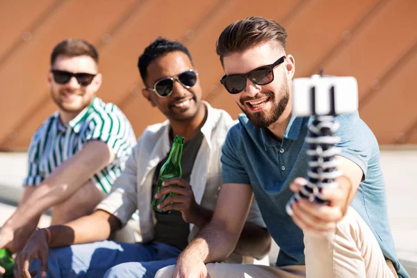 Homens bebendo cerveja e tirando selfie por smartphone — Fotografia de Stock