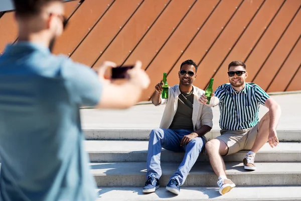 路上でビールを飲む友人を撮影する男 — ストック写真