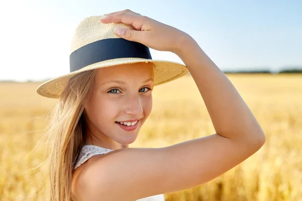 Retrato de niña en sombrero de paja en el campo en verano — Foto de Stock