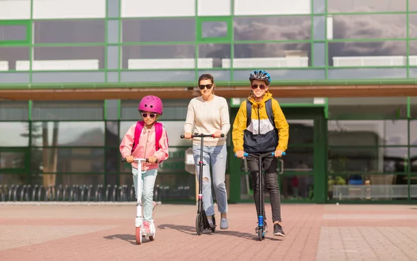 आई स्कूटर चालविणारी आनंदी शाळा मुले — स्टॉक फोटो, इमेज