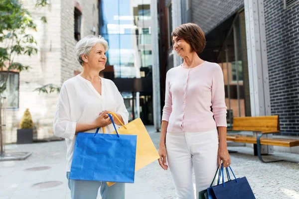 Senior kvinnor med shoppingväskor i Tallinn stad — Stockfoto