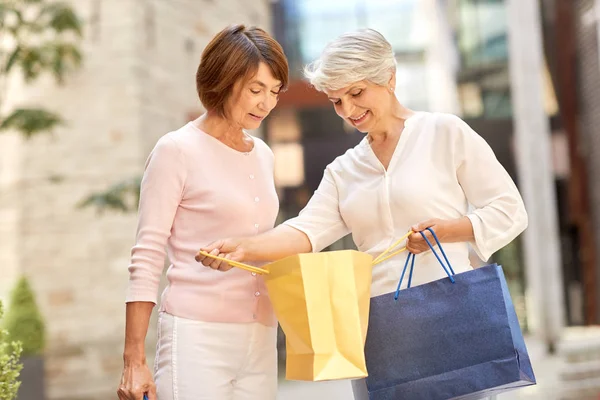 Senior kvinnor med shoppingväskor i City — Stockfoto