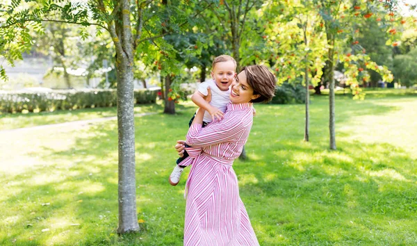 Щаслива мати з маленьким сином в літньому парку — стокове фото
