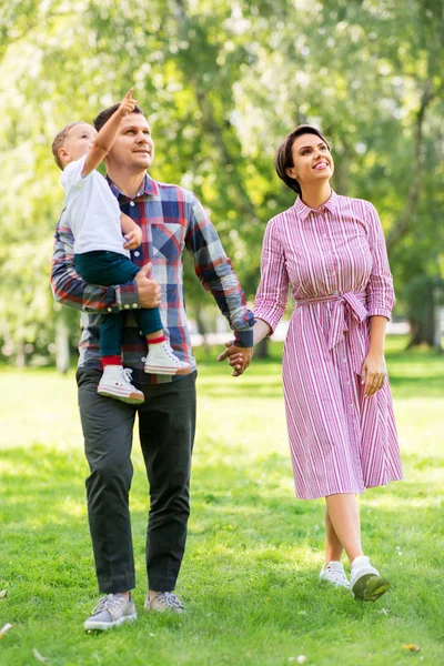 Lycklig familj på sommarparken — Stockfoto