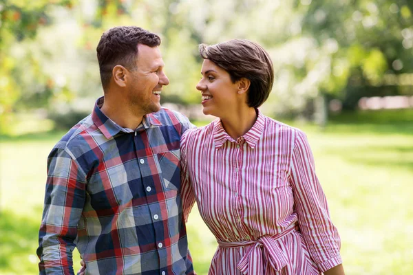 Pareja feliz en el parque de verano — Foto de Stock